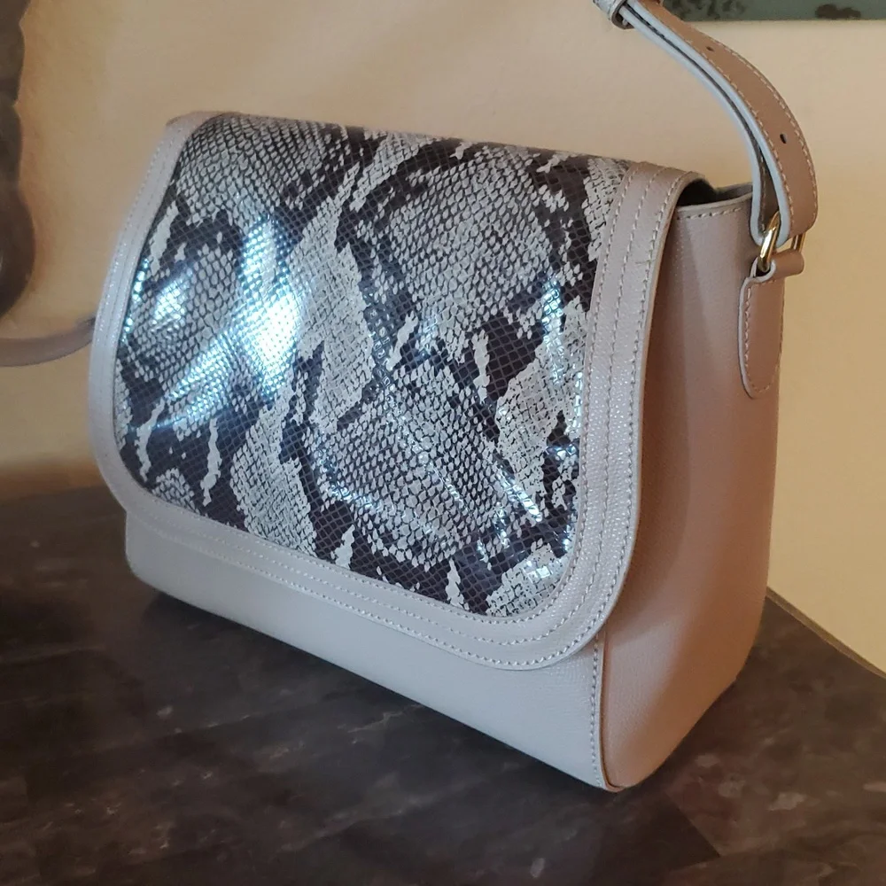 Like NEW Harper Lawrencr python print Shoulder bag